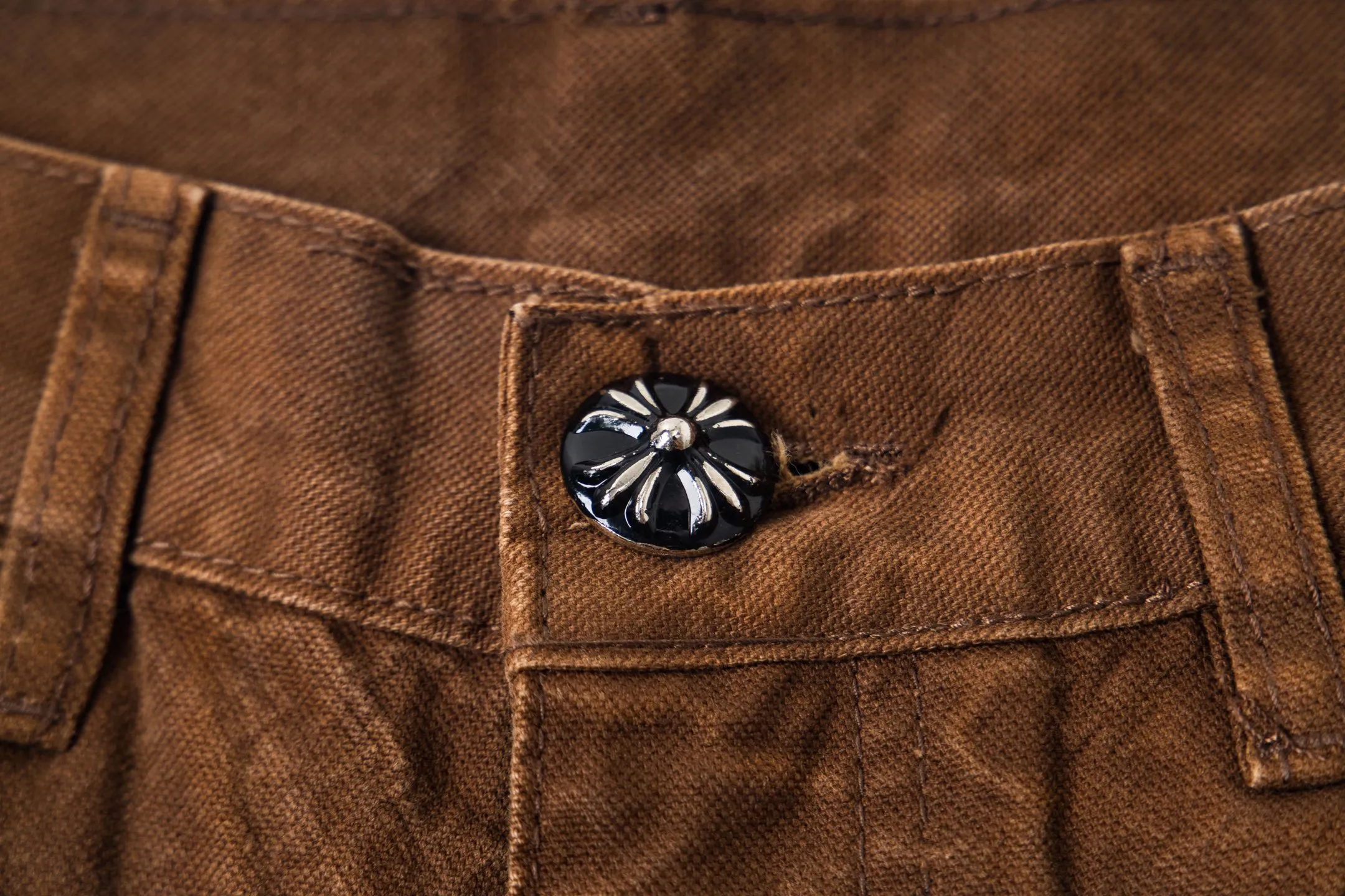P290 Chrome Hearts Chrome Hearts Brown Logging Orange Multi-leather Jeans Multi-leather standard workwear jeans and jeans need to be washed and then disassembled and hand-stitched with sheepskin cross leather and then spliced to complete. The whole process is too complicated to describe. About Chrome Hearts This is an extremely luxurious fashion brand that can also be called the nobility of the high street. It has always been an exclusive brand for some hipsters or the second generation of rich people. Compared with ordinary high streets, it is more luxurious and noble. Compared with luxury brands, it is more fashionable and individual. It has always been a brand that I have a special liking for. Style number: 1787# Color: Brown Size: 28 30 32 34 36
